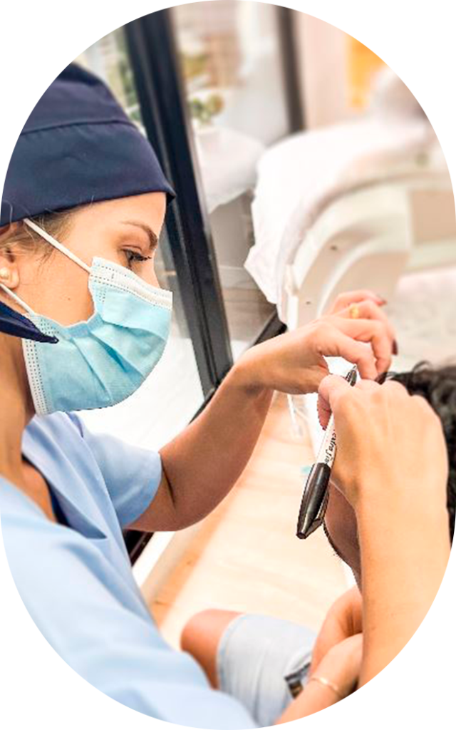 Dra. Priscila Brandão. Um transplante de cabelo é um procedimento cirúrgico para preencher áreas sem cabelo com seu próprio cabelo. É um trabalho delicado que requer atenção a todos os detalhes. A sensibilidade deste médico é necessária para a coordenação entre o transplante capilar e o rosto do paciente. A “linha do cabelo”, ou linha frontal, deve apresentar irregularidades suaves e delicadeza na implantação das unidades foliculares. Com todo cuidado e de forma minimamente invasiva, a Dra. Priscila Brandão fará o transplante de folículos pilosos em áreas que existem pouco ou nenhum cabelo. Durante a sua consulta em Fortaleza, você será explicado passo a passo sobre como vai funcionar o seu procedimento. A Dra Priscila avaliará sua área doadora e receptora minuciosamente, além de ver a saúde do couro cabeludo. Ela irá entender suas expectativas e alinhar com a realidade do procedimento para encontrar com você a melhor experiência possível.